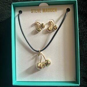 Steve Madden Gold Pendant Necklace